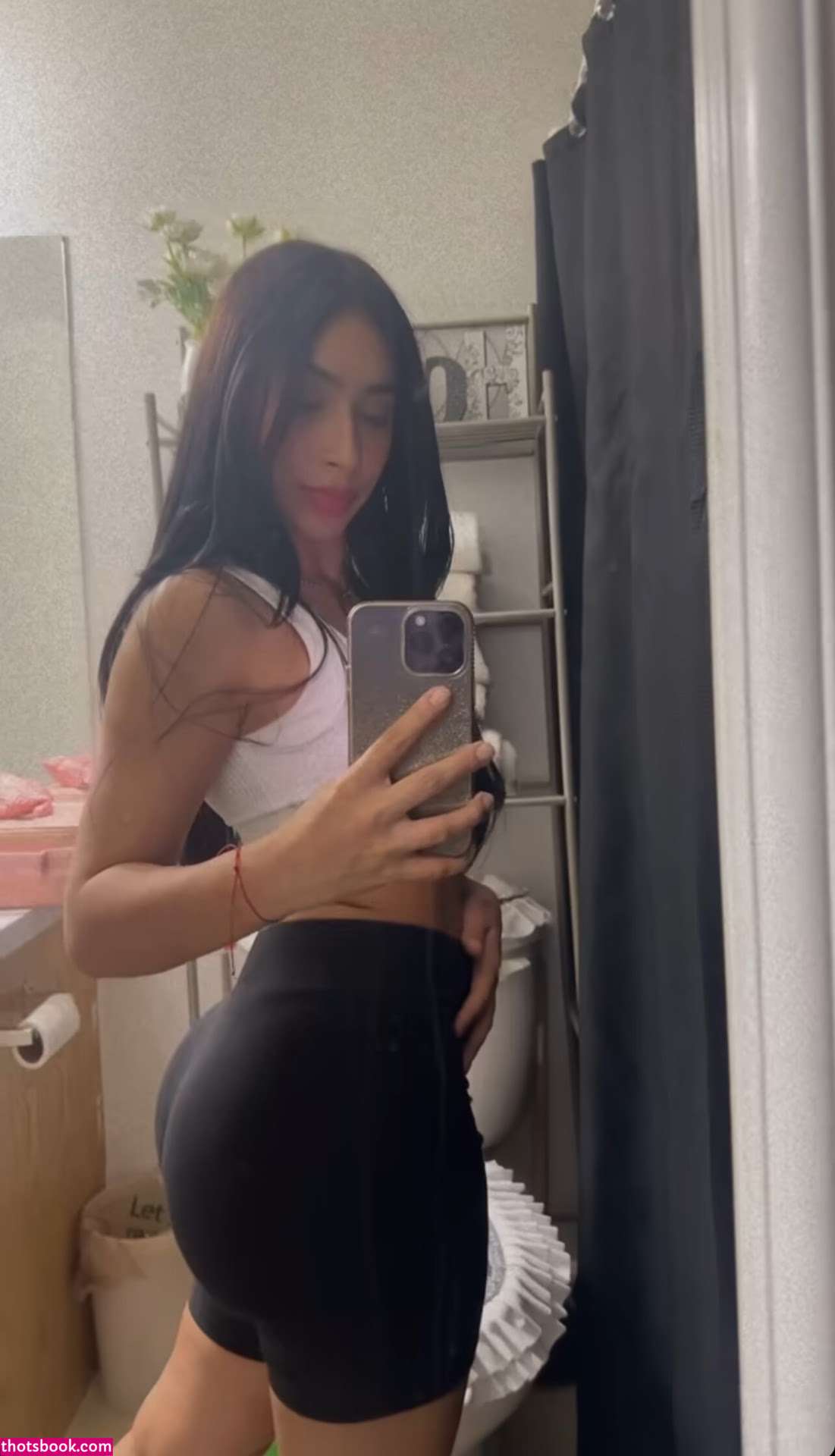 Neila Corona Photo #14