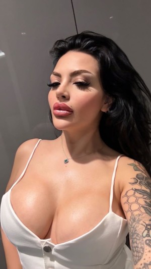 Eda Gokcen Kaya Photo #19