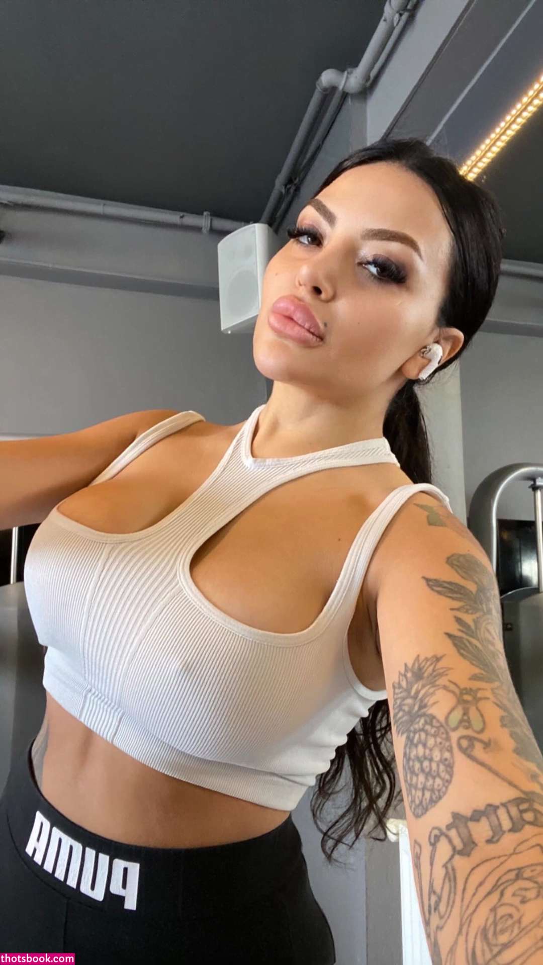 Eda Gokcen Kaya Photo #37