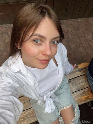 mila_bloom Photo #37