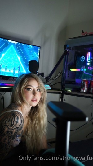 Strongwaifu Photo #83