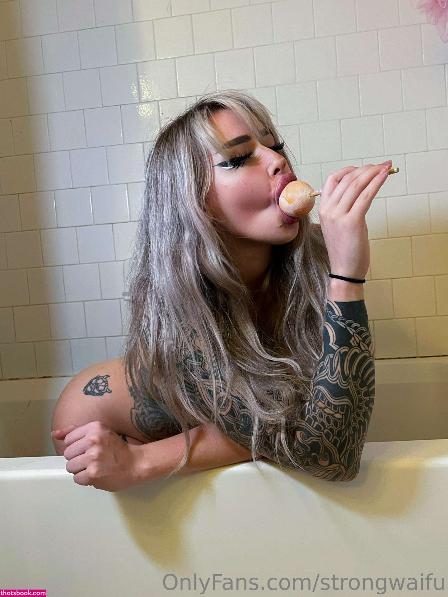 Strongwaifu Photo #126