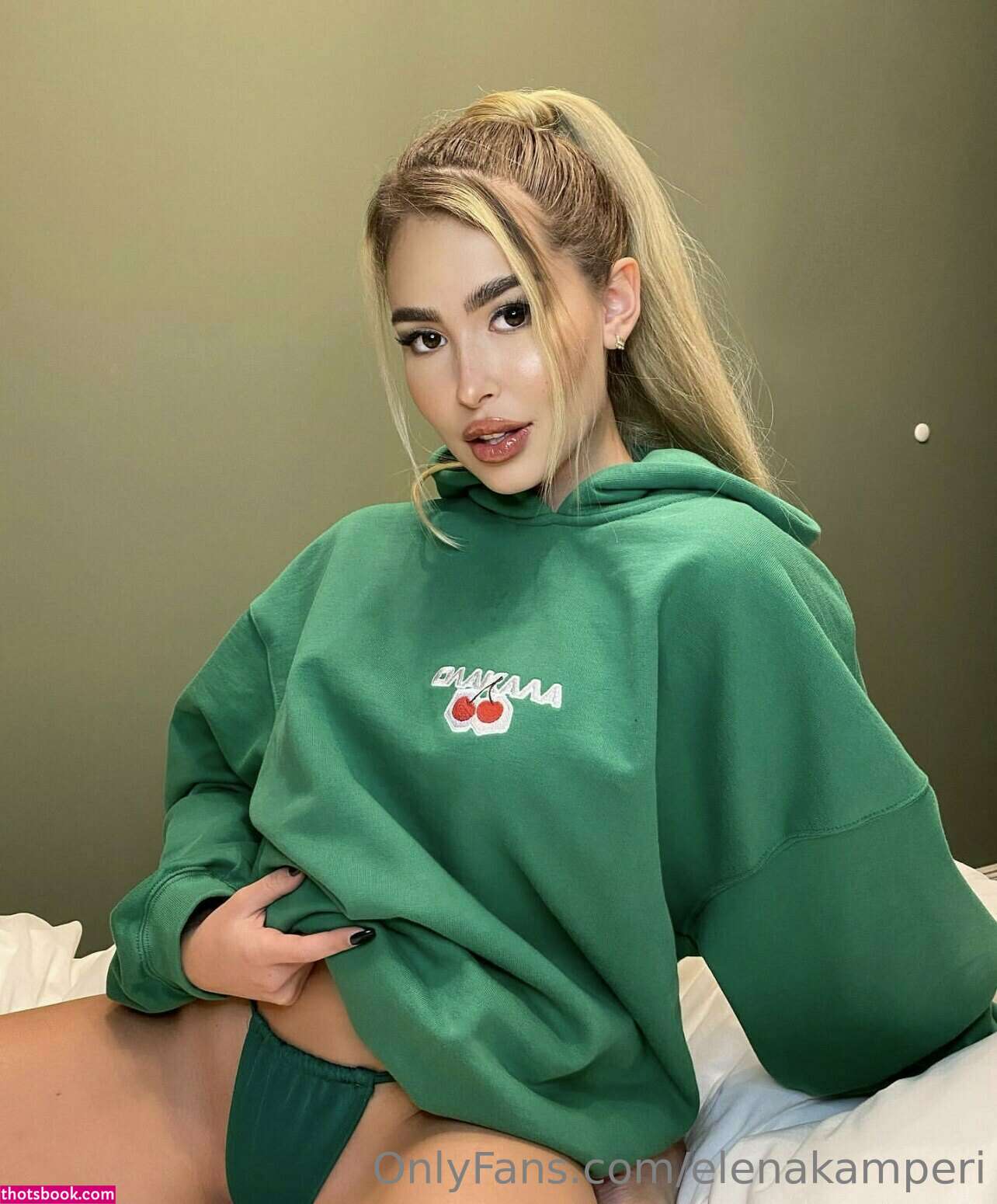 Elena Kamperi Photo #33