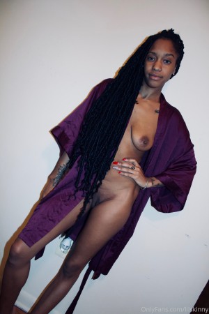 lilskinnybxtch Photo #29