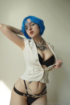 Lyra Crow Photo #929