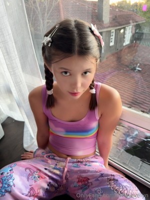 Little Evelyn Photo #15