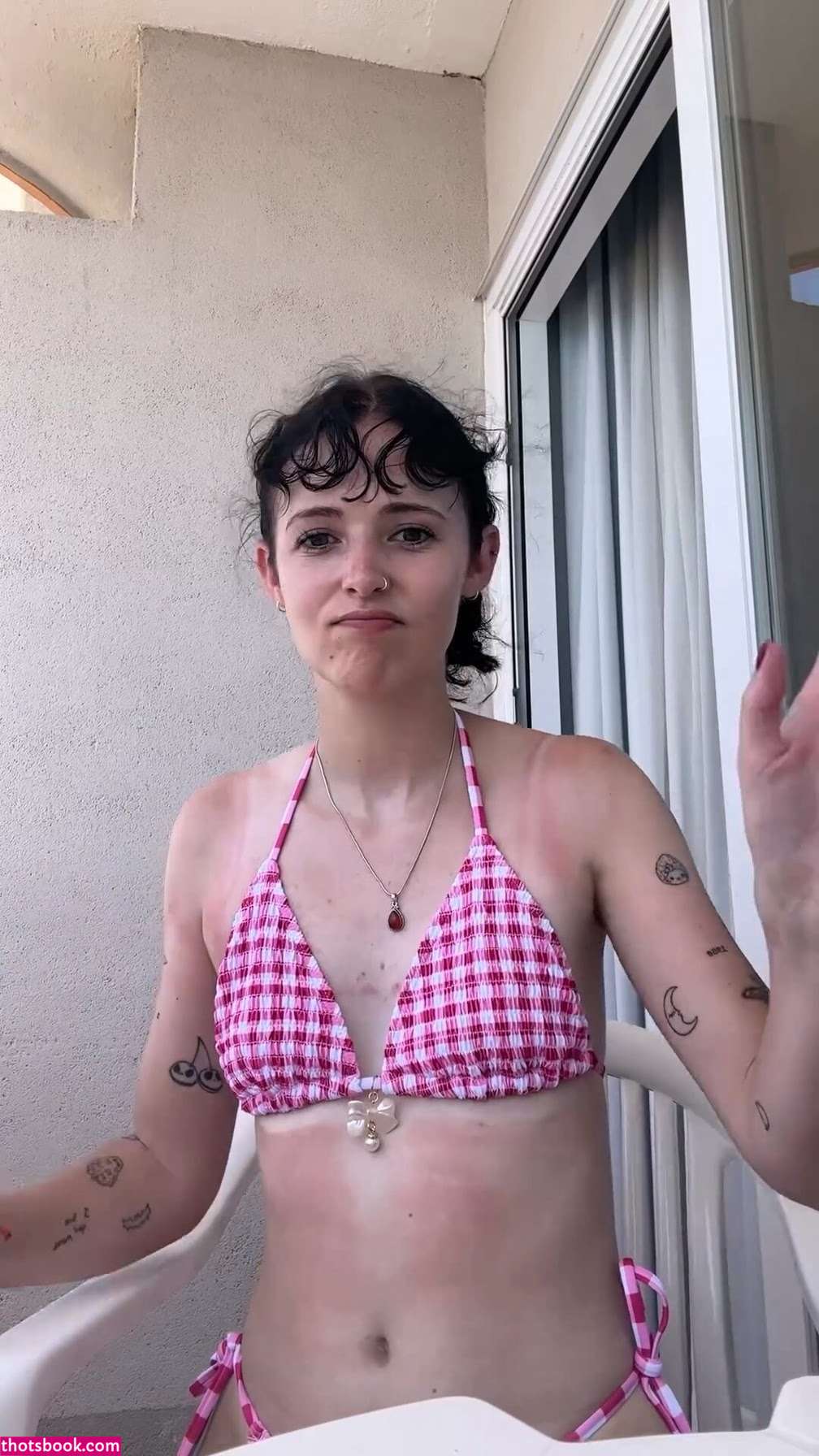 Holly Laing Photo #4