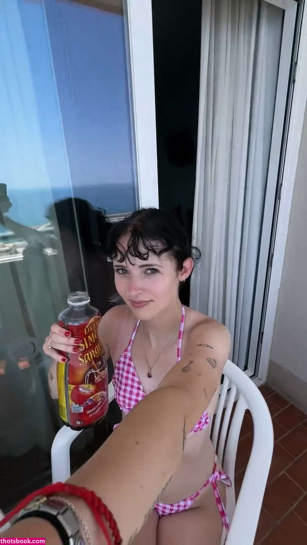 Holly Laing Photo #5