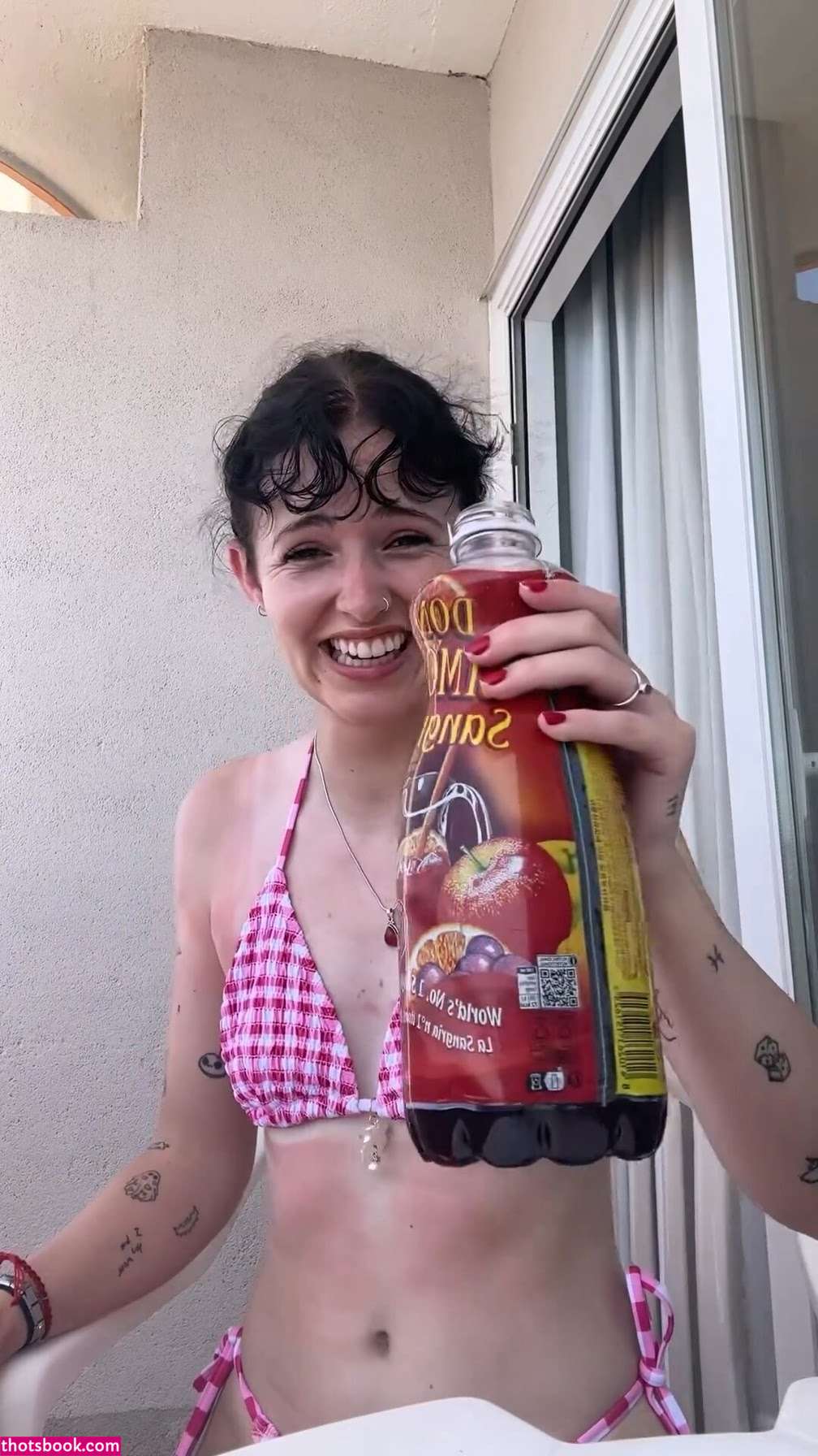 Holly Laing Photo #13