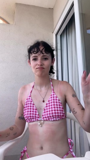 Holly Laing Photo #4