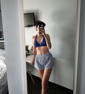 Holly Laing Photo #6