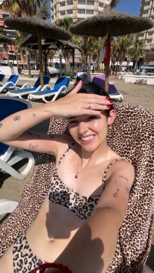 Holly Laing Photo #7