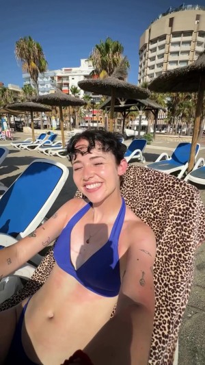 Holly Laing Photo #8