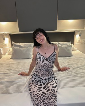 Holly Laing Photo #15