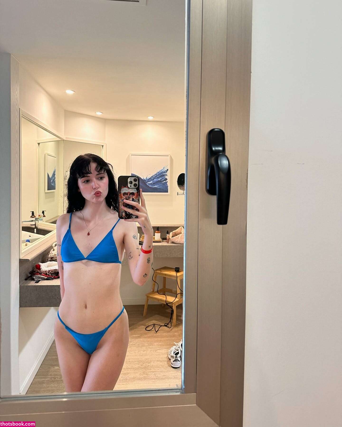 Holly Laing Photo #16