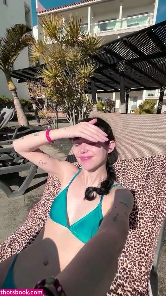 Holly Laing Photo #21