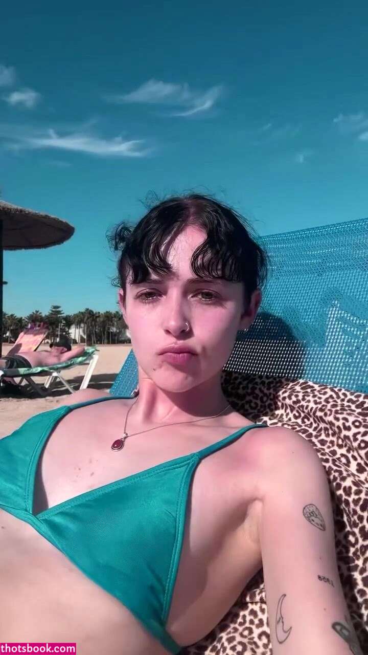 Holly Laing Photo #23