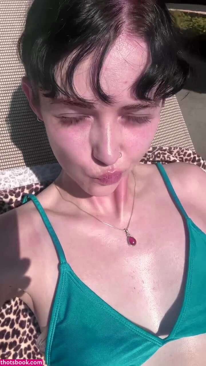 Holly Laing Photo #24