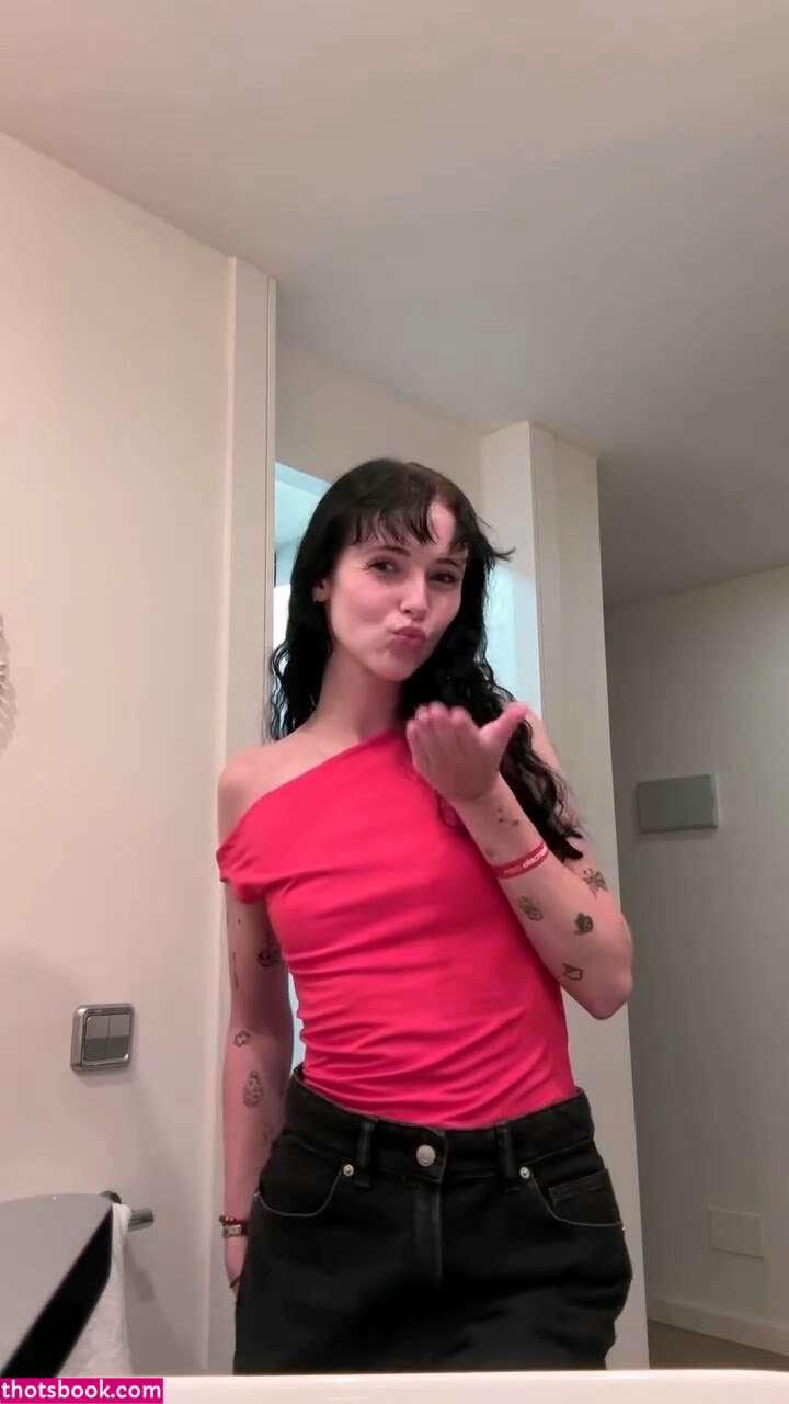 Holly Laing Photo #28