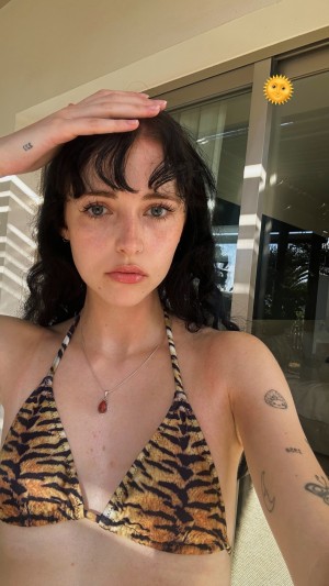 Holly Laing Photo #22