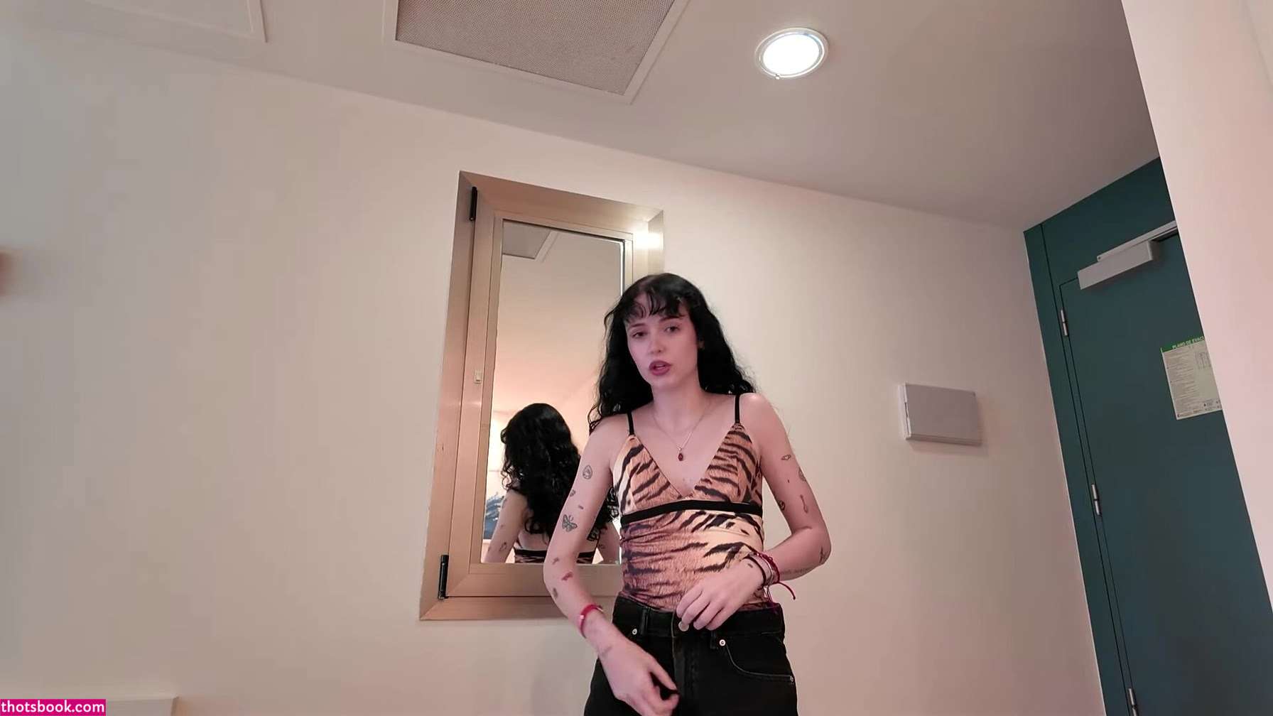 Holly Laing Photo #30