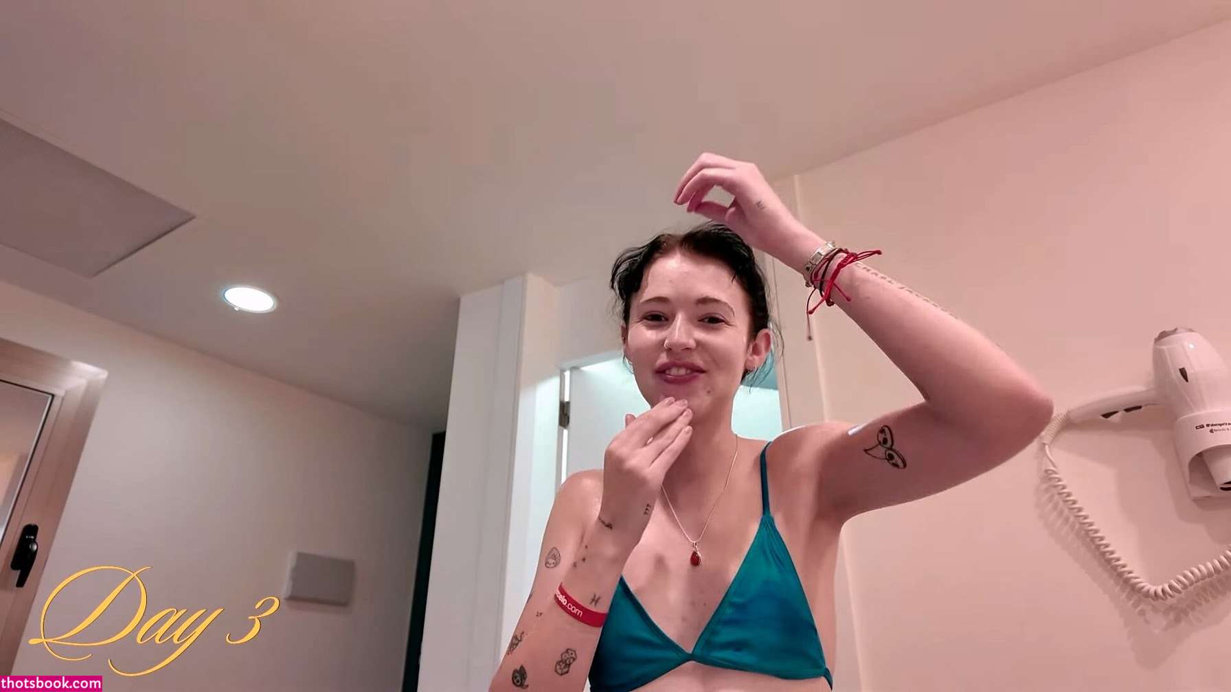 Holly Laing Photo #31