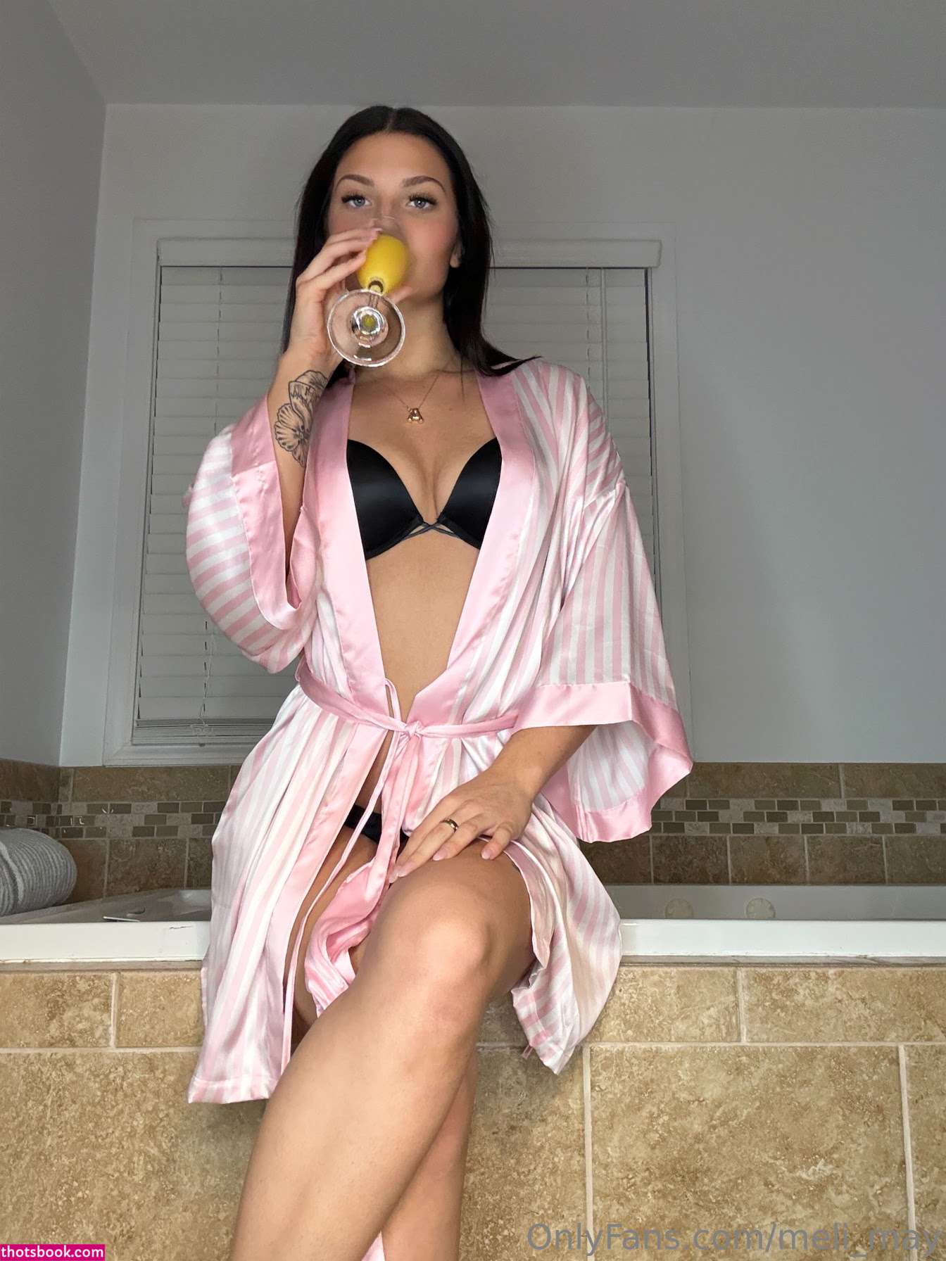 Amelia Hakes Photo #9