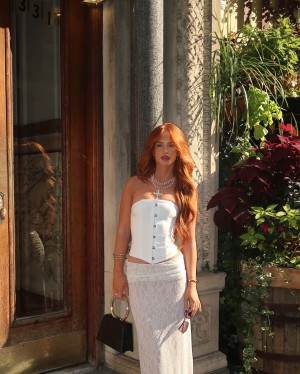 Julia Hatch Photo #18