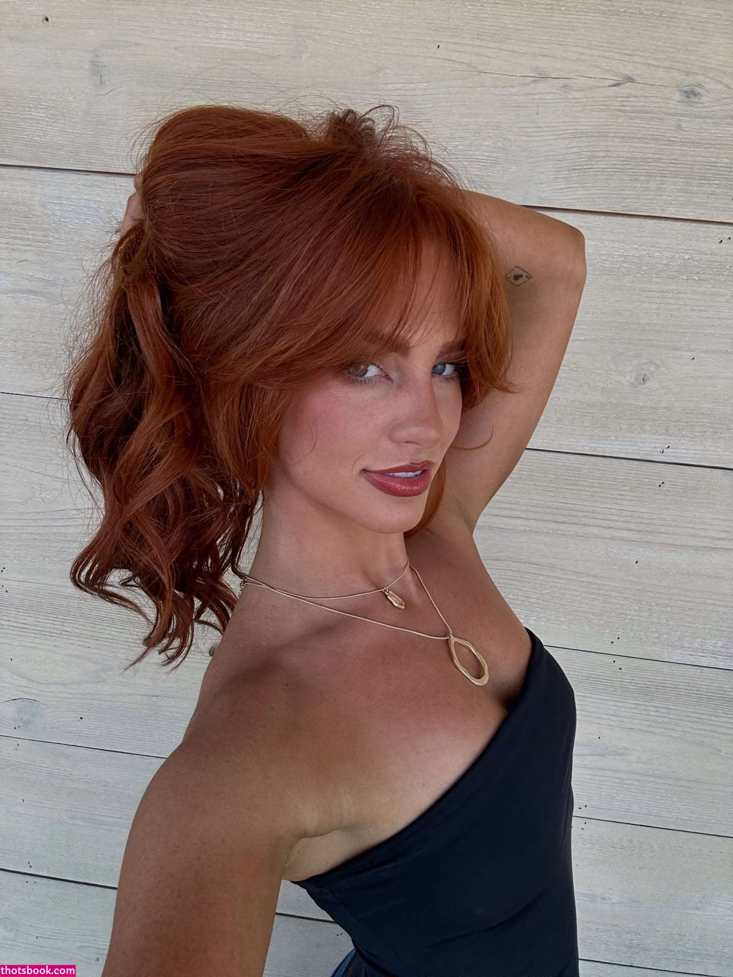 Julia Hatch Photo #34