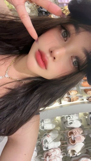 Olivea Hadid Photo #11