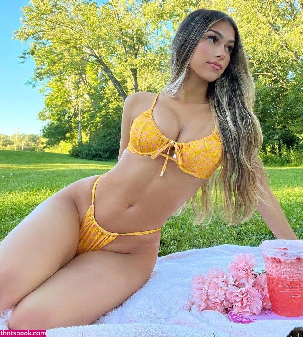 Julia Merekoulias Photo #29