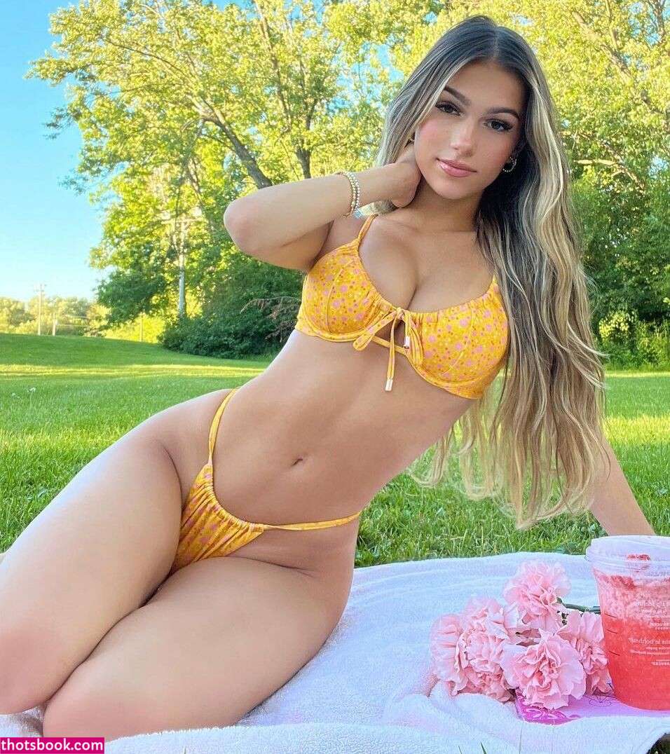 Julia Merekoulias Photo #35