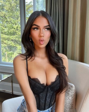 Julia Merekoulias Photo #42