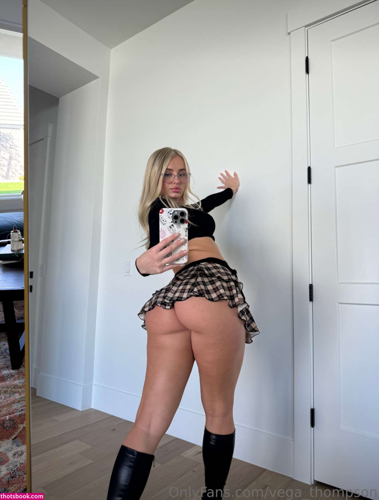 Vega Thompson Photo #157