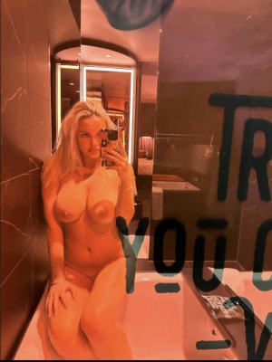 Vee Campbell Photo #9