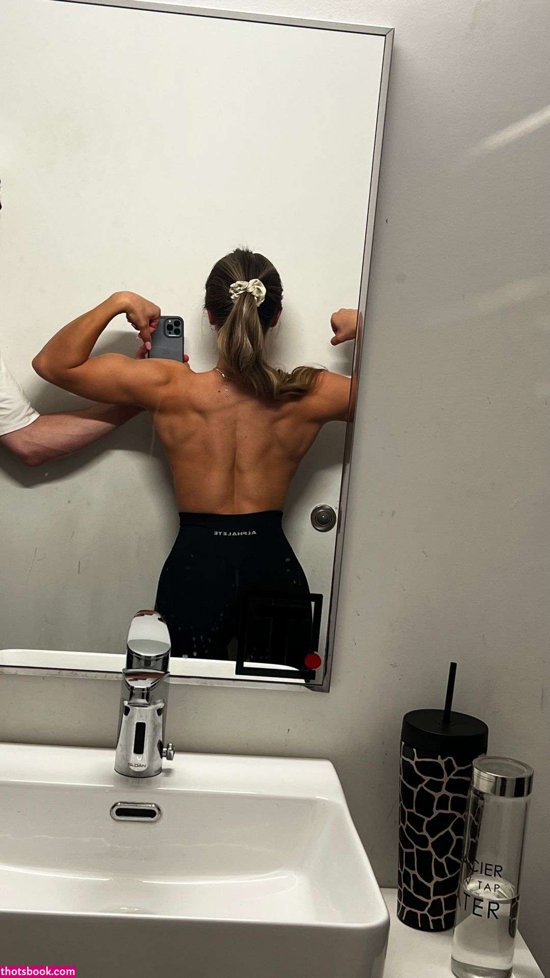 Meelah Robbins Photo #4