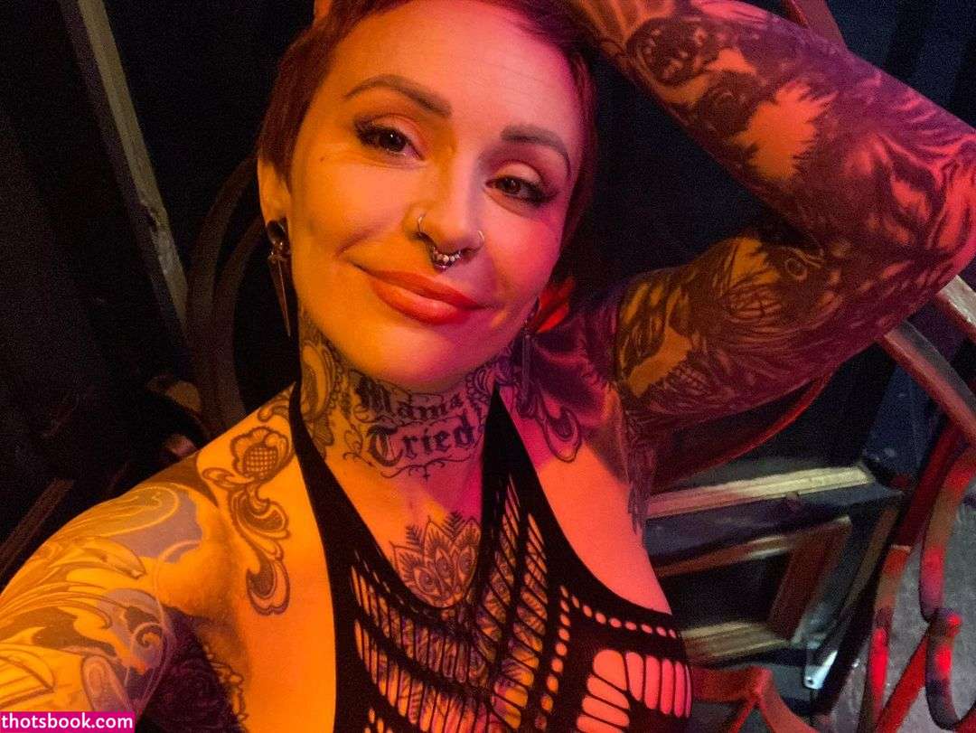 Elle Stranger Photo #5