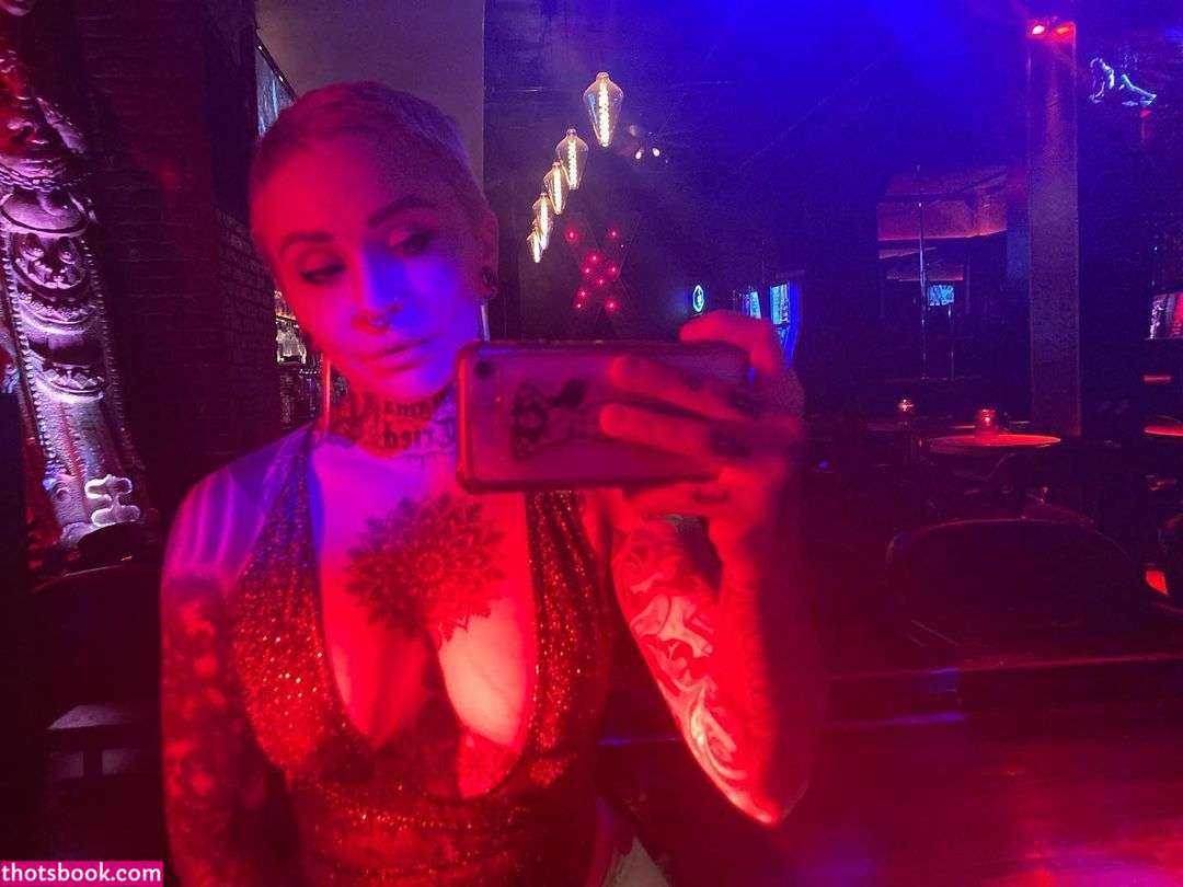 Elle Stranger Photo #7