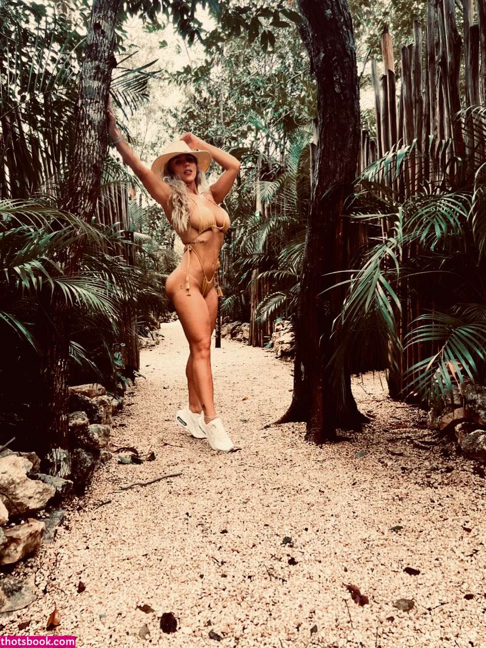 Angie Campuzano Photo #8