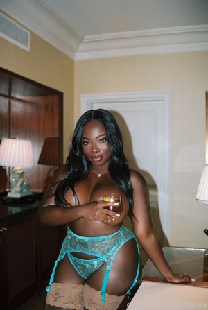 Isabelle Miller Photo #10