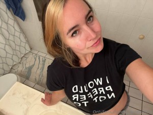 Erin Postsoffice Photo #195