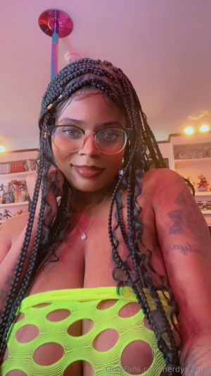 nerdynaomi Photo #23