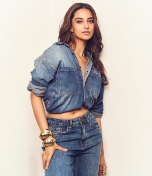 Meenakshi Chaudhary Photo #40