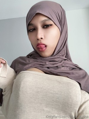 Hijab Aysha Photo #9