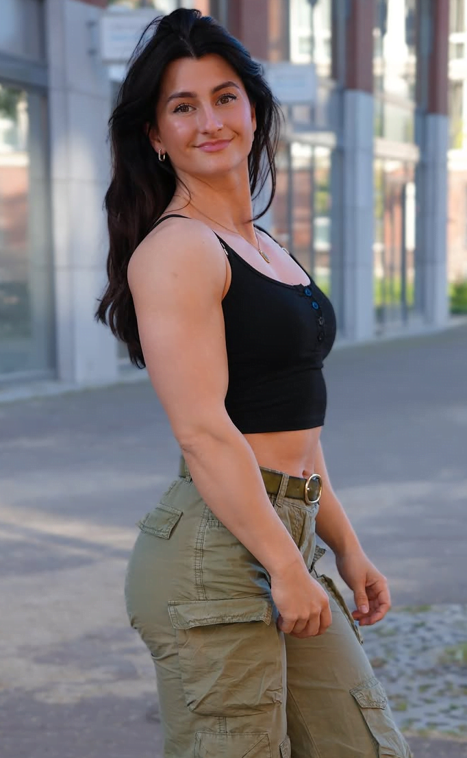 Nadine van Oosten Photo #6