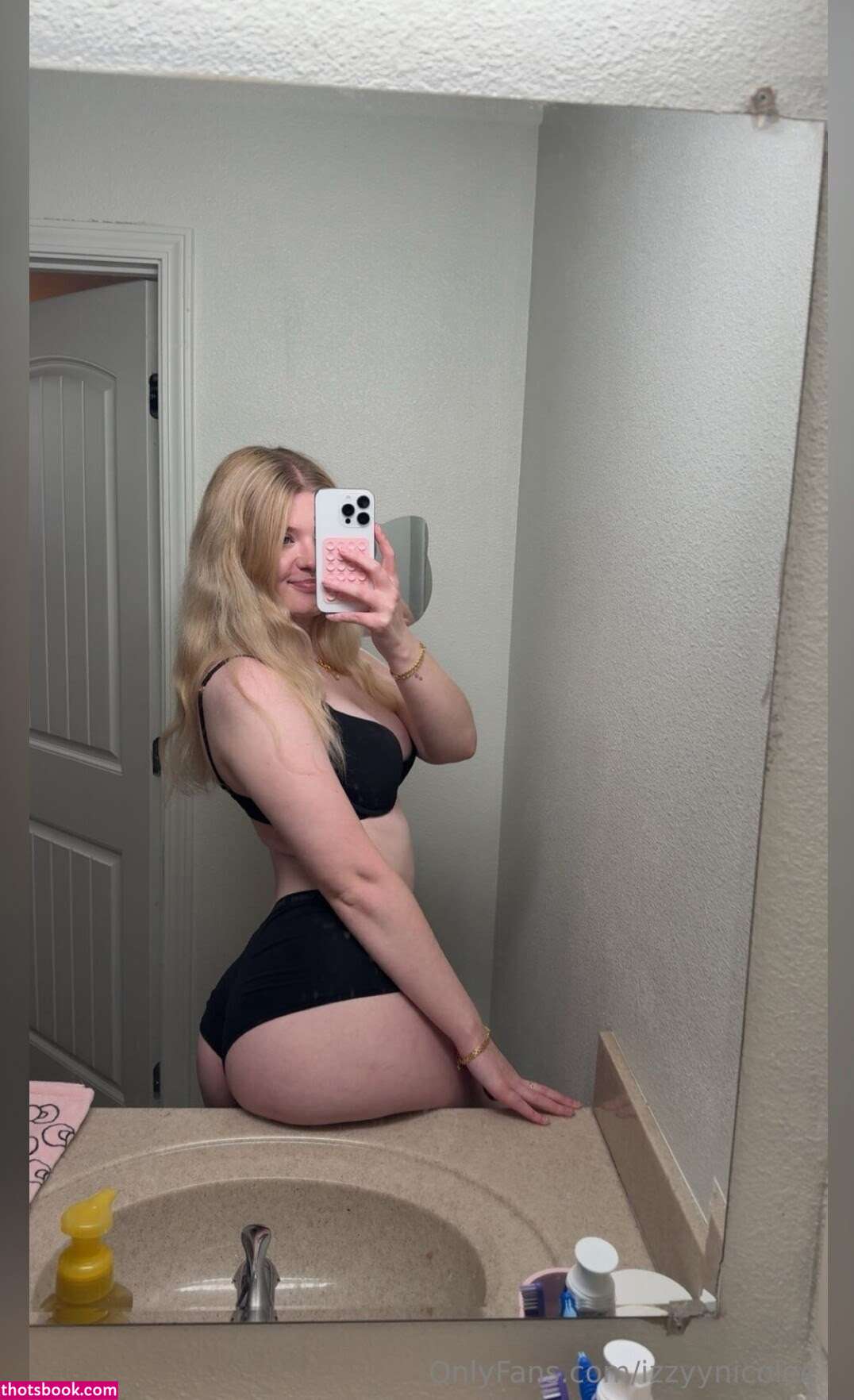 Izzy Nicole Izzyynicolee izzyluvaa lilyrose8009 Nude Leaks OnlyFans Photos #6 1827918